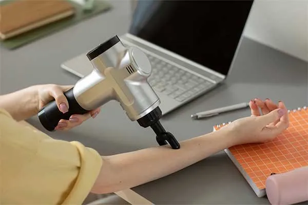 روش صحیح استفاده از ماساژور تفنگی