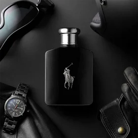 معرفی ادکلن رالف لورن پولو بلک (Ralph Lauren Polo Black) ادکلن پولو بلک رالف لورن عطری مردانه، شیک و مدرن است که حس اعتماد به نفس و جنتلمن بودن را به شما هدیه می‌دهد. این عطر یکی از محبوب‌ترین نسخه‌های مجموعه عطرهای پولو است و با رایحه‌ای خنک و تند، مناسب استفاده در مهمانی‌ها و مجالس رسمی می‌باشد. طراحی این عطر در سال 2005 توسط Pierre Negrin انجام شد و چهره تبلیغاتی آن Nacho Figueras، مدل و بازیکن چوگان آرژانتینی است. ویژگی‌های ادکلن رالف لورن پولو بلک رایحه خنک و تند: ترکیبی از مرکبات تازه و نت‌های میانی گیاهی و چوبی طبع: خنک و تند مناسب برای: مهمانی‌ها، مجالس رسمی و استفاده روزمره در فصول گرم حجم: 125 میلی‌لیتر سال معرفی: 2005 ماندگاری: متوسط، با پخش بوی قابل توجه ترکیبات رایحه نت ابتدایی: نارنگی، لیمو – حس طراوت و انرژی بخش آغازین نت میانی: مریم گلی، انبه – عطری مدرن و جذاب با ظرافت گیاهی نت پایانی: دانه تونکا، چوب صندل سفید، نعناع هندی – رایحه‌ای گرم، خاکی و جاودانه مناسب برای چه کسانی است؟ ادکلن پولو بلک برای آقایانی طراحی شده که به دنبال عطری جنتلمن، شیک و مدرن هستند. این عطر انتخاب ایده‌آل برای مهمانی‌ها، جلسات رسمی و دورهمی‌های دوستانه است و با رایحه خنک و تند خود، حضور شما را پرانرژی و جذاب می‌کند.