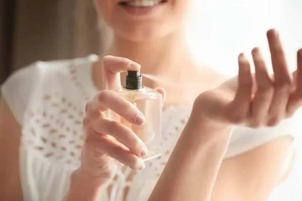بهترین روش عطر زدن
