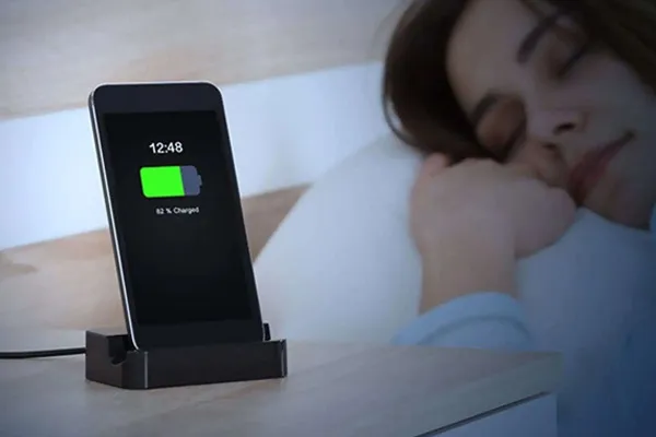 آیا شارژکردن گوشی در طول شب به باتری آسیب میزند؟