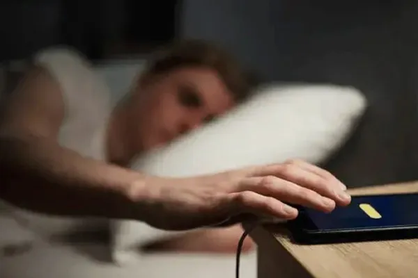 آیا شارژکردن گوشی در طول شب به باتری آسیب میزند؟