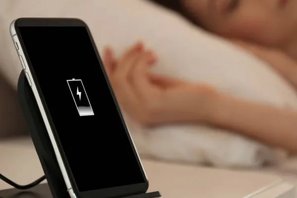 آیا شارژکردن گوشی در طول شب به باتری آسیب میزند؟