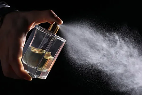 بهترین زمان و روش نگهداری عطر