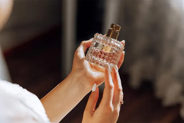 عطر را روی پوست بزنیم یا لباس