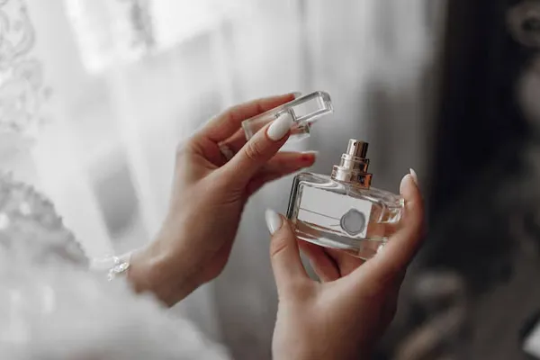 عطر را روی پوست بزنیم یا لباس