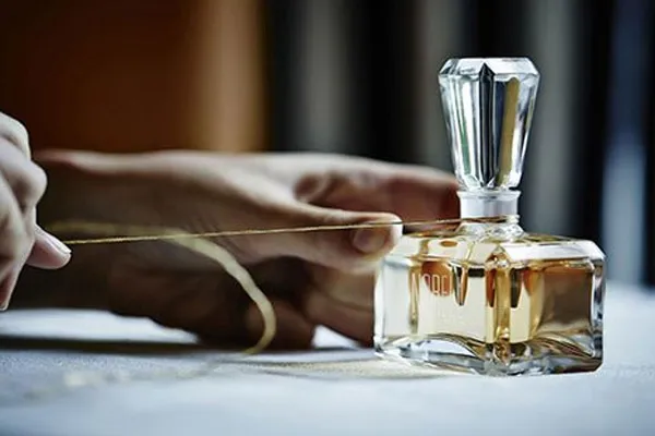بهترین زمان و روش نگهداری عطر
